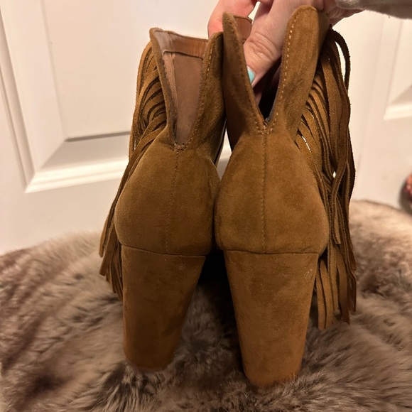 Women’s chunky heel, open toe booties with fringe. Size 6.5 - Picture 3 of 3